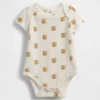 Baby First Favorites bodysuit i ekologisk bomull med Brannan Bear-motiv