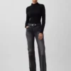 Jeans med medelhög midja, styv passform och avslappnad utsvängd benform