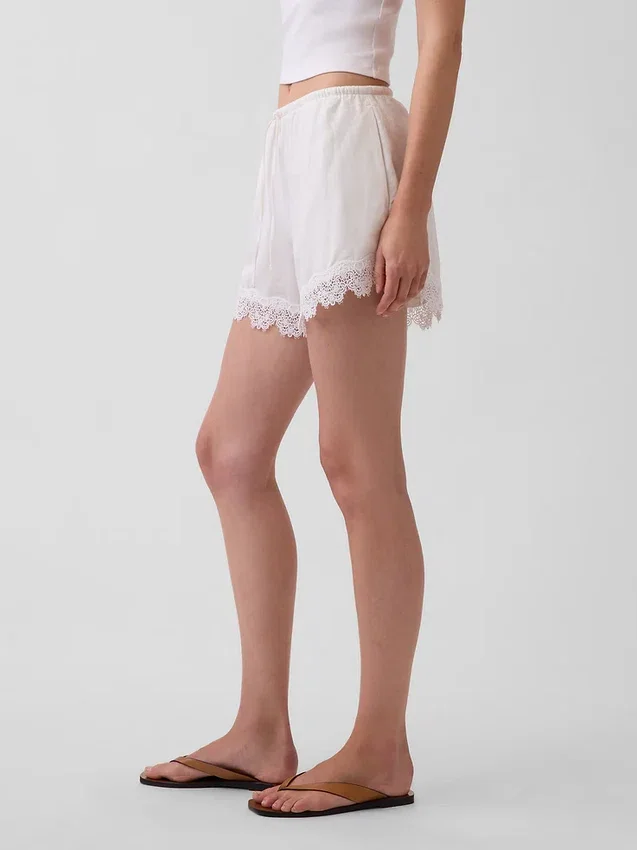 4" Shorts i linneblandning med spetskant och medelhög midja