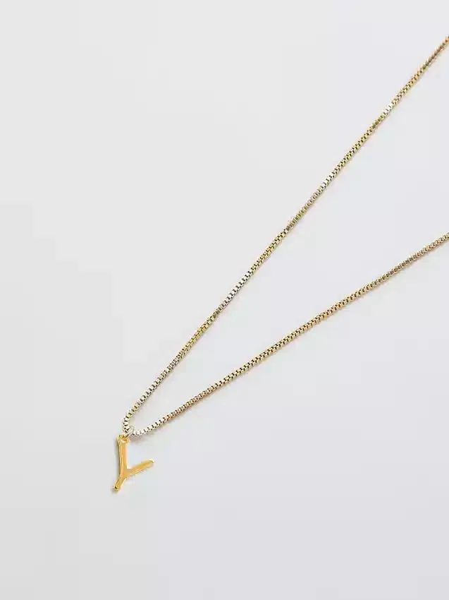 Admiral Row guldhalsband med elegant initial