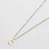 Admiral Row guldhalsband med elegant initial