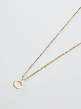 Admiral Row guldhalsband med elegant initial