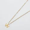 Admiral Row guldhalsband med elegant initial