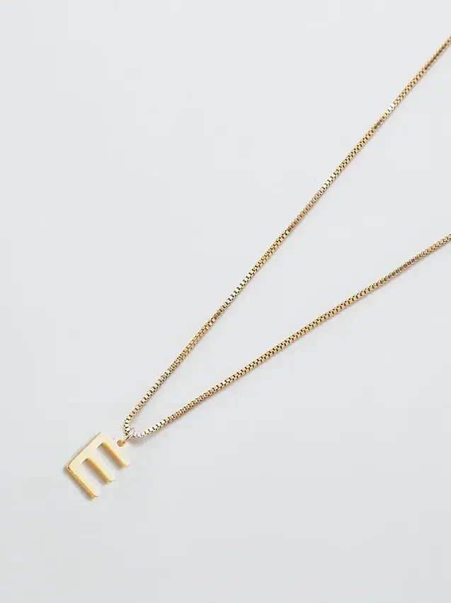 Admiral Row guldhalsband med elegant initial