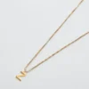 Admiral Row guldhalsband med elegant initial