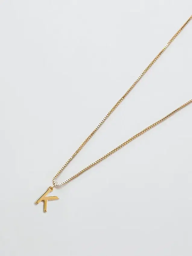 Admiral Row guldhalsband med elegant initial