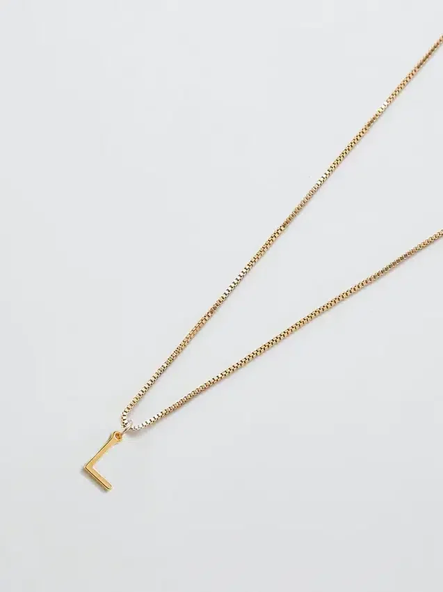 Admiral Row guldhalsband med elegant initial