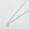 Admiral Row guldhalsband med elegant initial