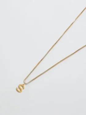 Admiral Row guldhalsband med elegant initial