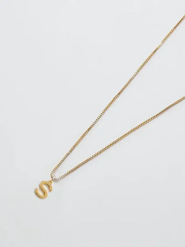 Admiral Row guldhalsband med elegant initial