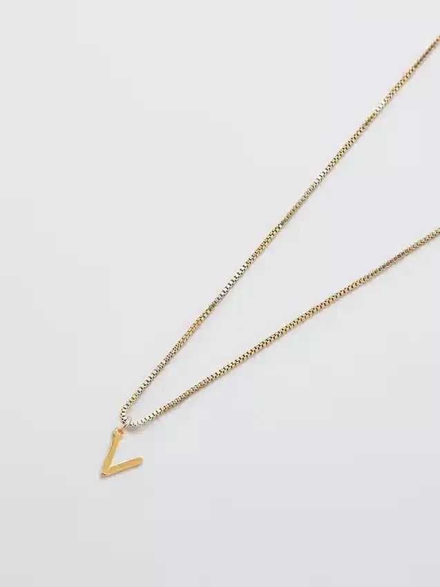 Admiral Row guldhalsband med elegant initial