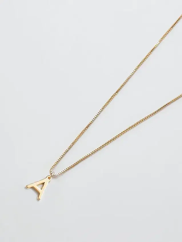 Admiral Row guldhalsband med elegant initial
