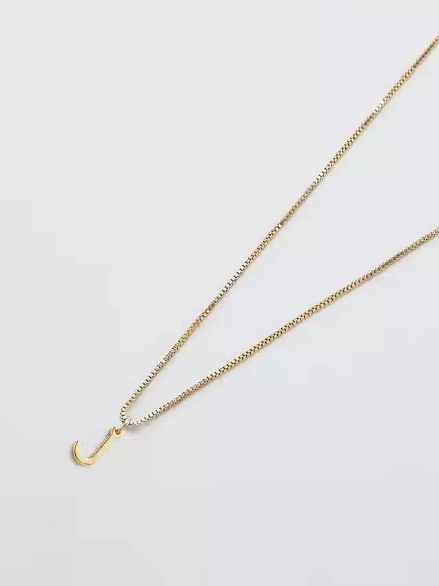 Admiral Row guldhalsband med elegant initial