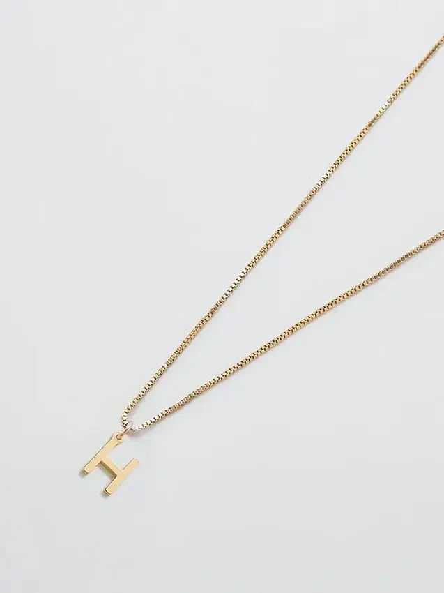 Admiral Row guldhalsband med elegant initial