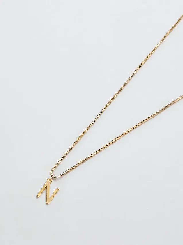 Admiral Row guldhalsband med elegant initial