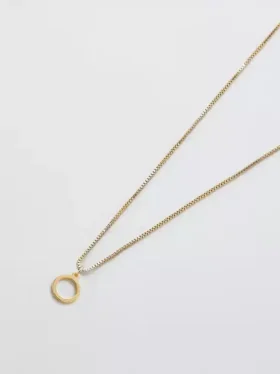 Admiral Row guldhalsband med elegant initial