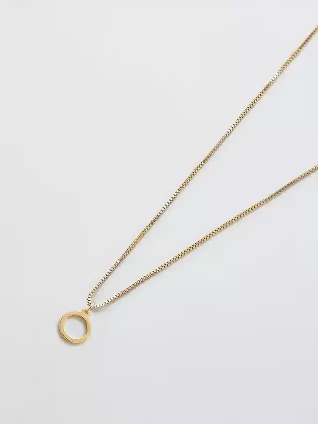 Admiral Row guldhalsband med elegant initial