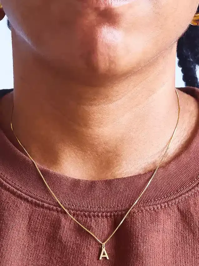 Admiral Row guldhalsband med elegant initial