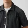 Avslappnad denimskjorta