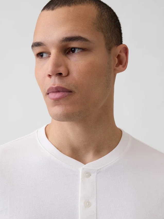 Avslappnad Henley-T-shirt