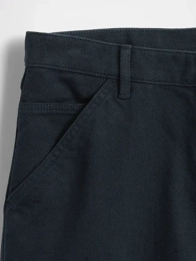 Avslappnade raka khakibyxor i utility-stil