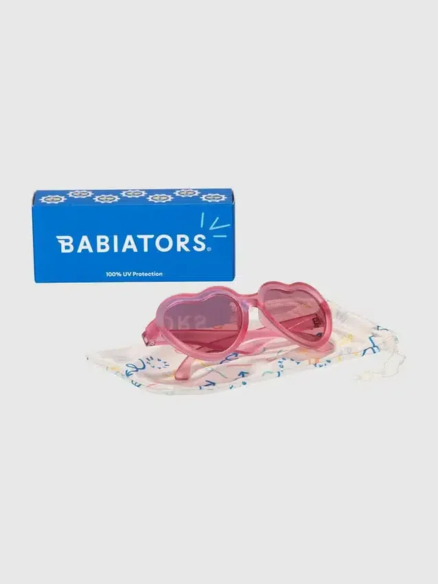 Babiators solglasögon för småbarn och barn med hjärtmotiv