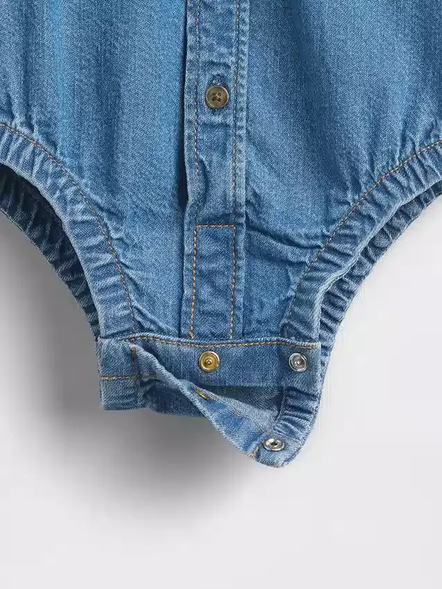 Baby Bodysuit i denim med knappar