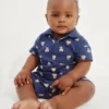 Baby Brannan Bear-klädset med pikétröja och shorts