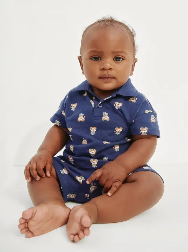 Baby Brannan Bear-klädset med pikétröja och shorts
