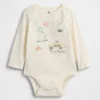 Baby First Favorites bodysuit i ekologisk bomull med NYC-logotyp på fickan