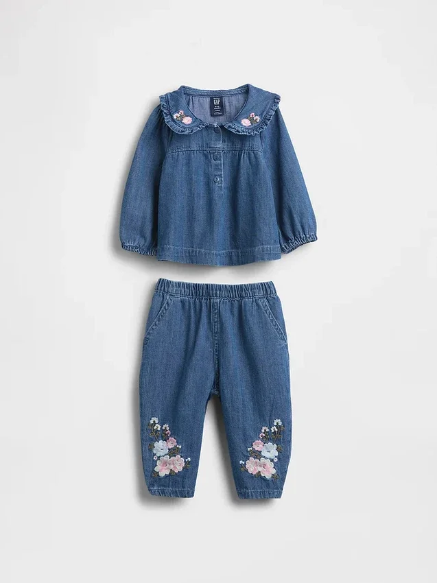 Baby-klädset i blommigt denim