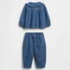 Baby-klädset i blommigt denim