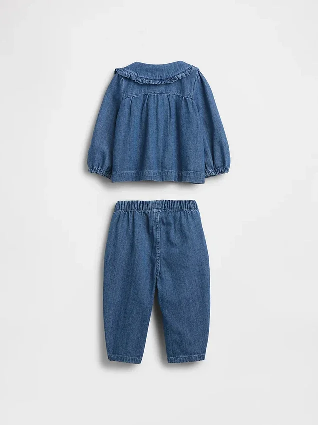 Baby-klädset i blommigt denim