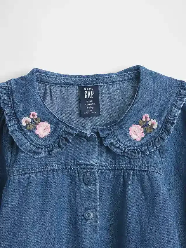 Baby-klädset i blommigt denim