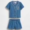 Baby-klädset i denim i varsity-stil