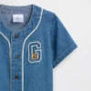 Baby-klädset i denim i varsity-stil
