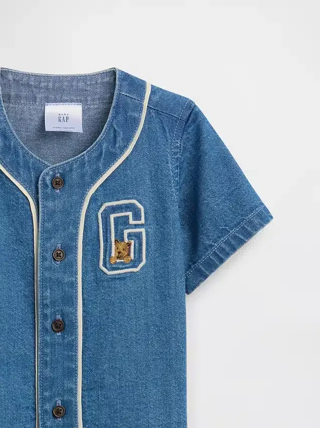 Baby-klädset i denim i varsity-stil