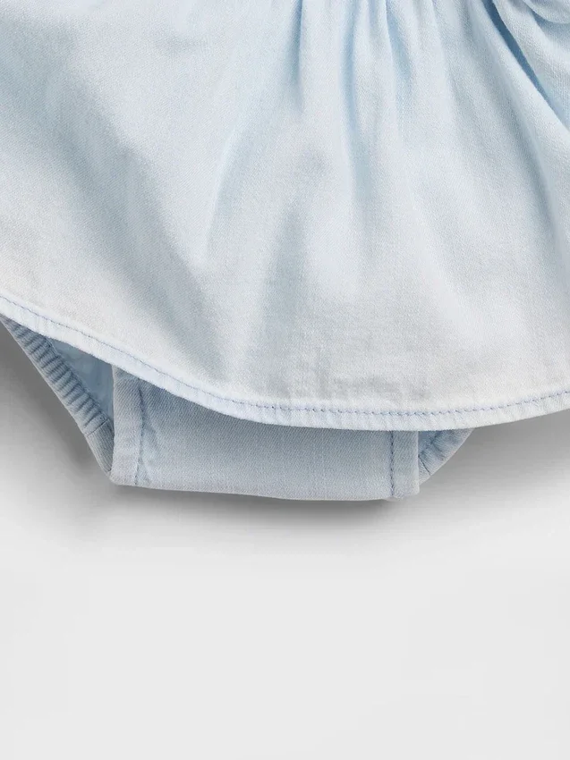 Baby-klädset i denim med rosett