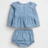 Baby-klädset i denim med volanger