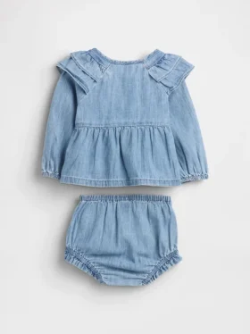Baby-klädset i denim med volanger