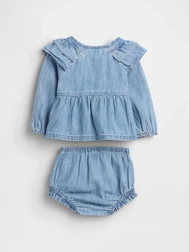 Baby-klädset i denim med volanger
