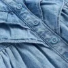 Baby-klädset i denim med volanger