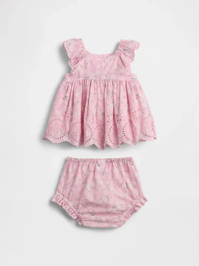 Baby-klädset med hålbroderier