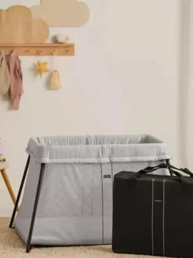 BabyBjörn resesäng Light och lakan i paket