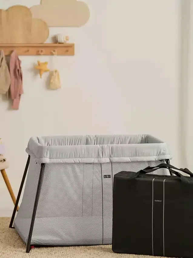 BabyBjörn resesäng Light och lakan i paket