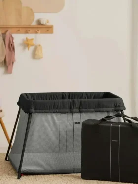 BabyBjörn resesäng Light och lakan i paket