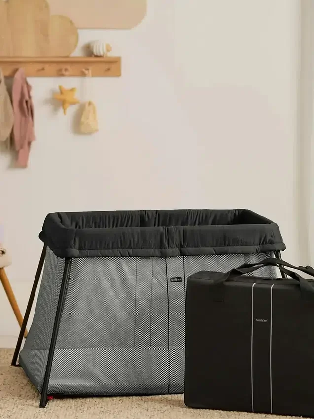 BabyBjörn resesäng Light och lakan i paket