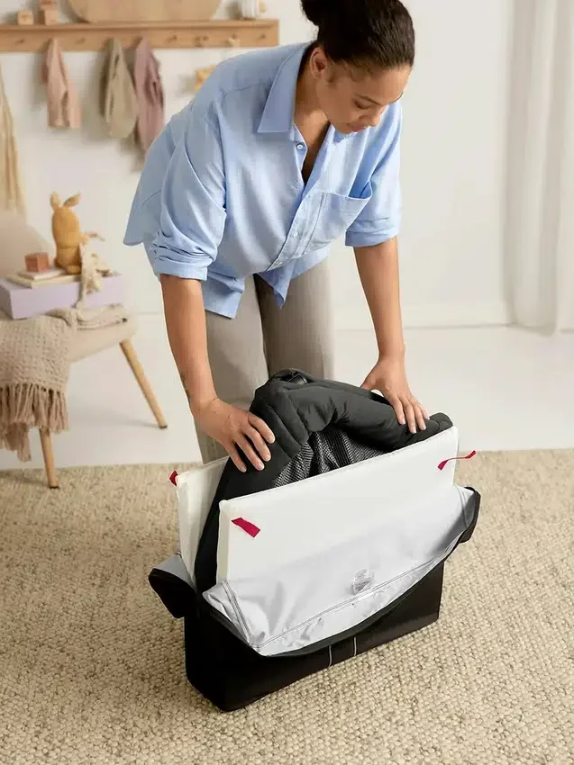 BabyBjörn resesäng Light och lakan i paket