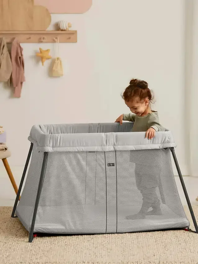BabyBjörn resesäng Light och lakan i paket