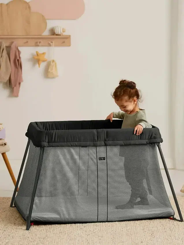 BabyBjörn resesäng Light och lakan i paket